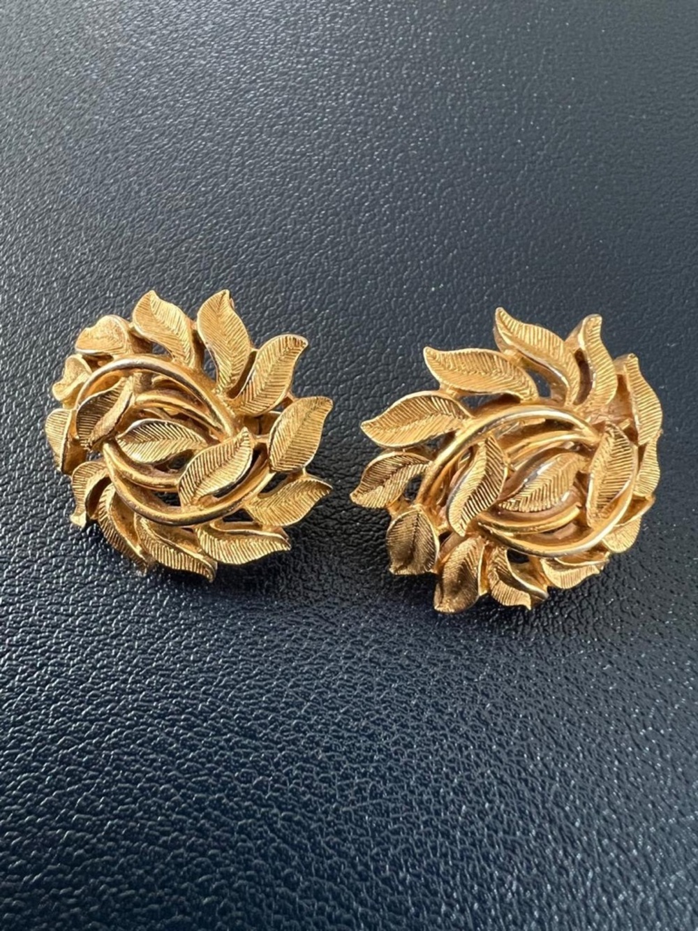 Vintage Trifari Gold Tone Leaf Swirl Clip on Earring
